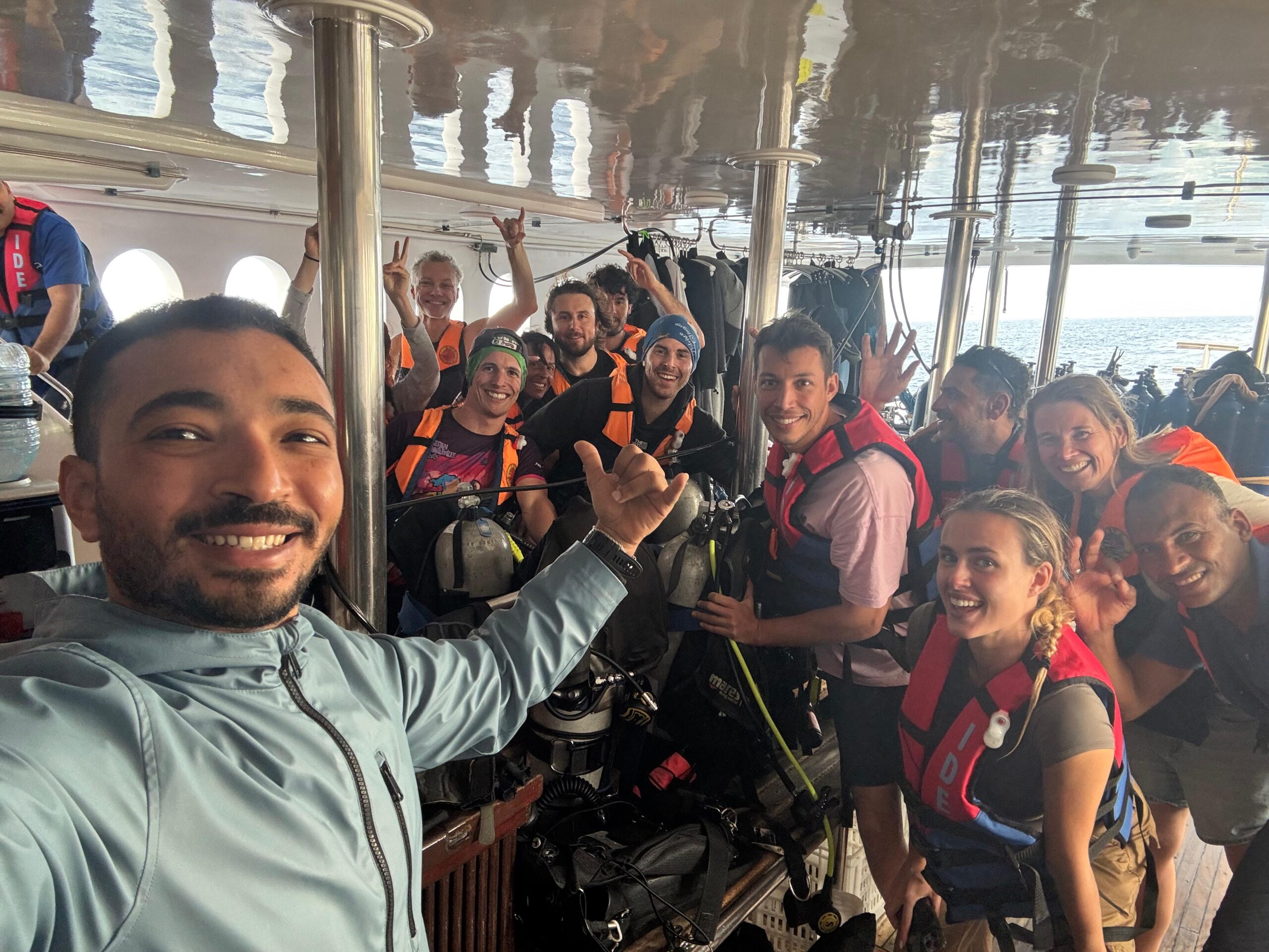 Plongeurs à bord du MY JPMarine avec l'équipe professionnelle croisière plongée Mer Rouge