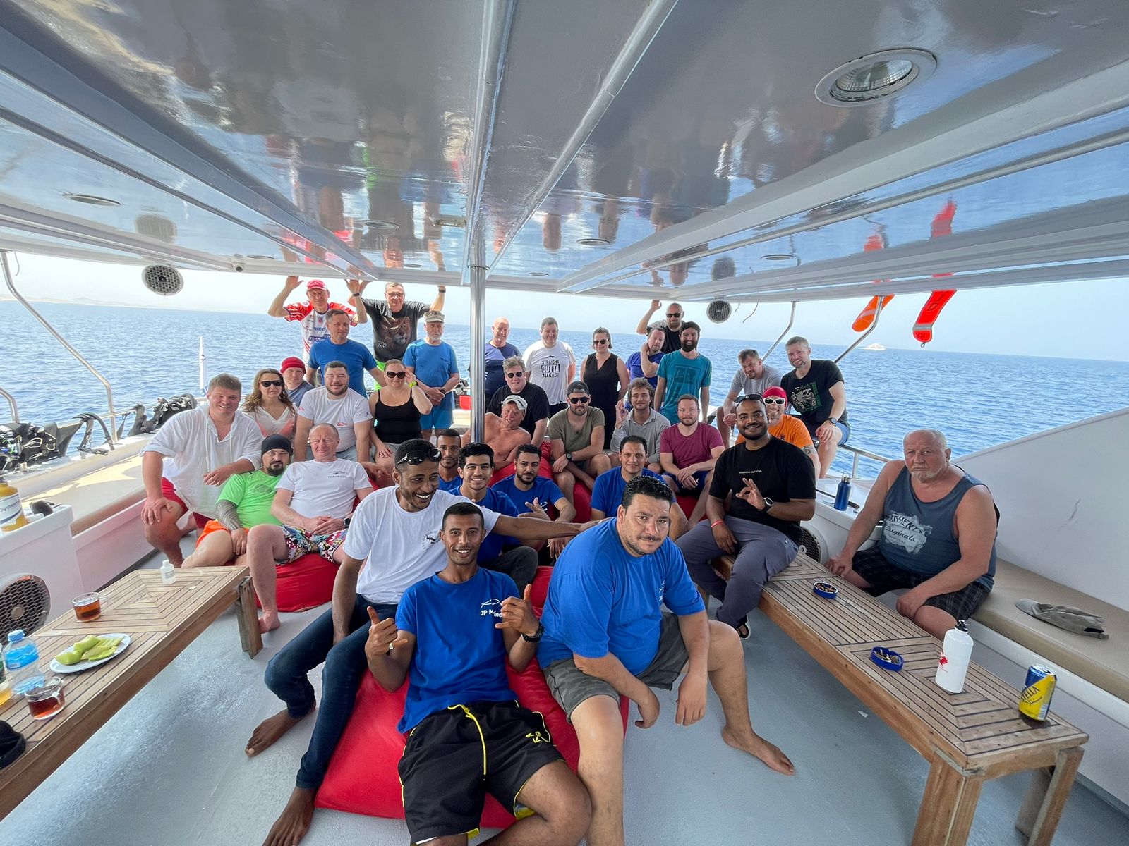 Groupe de plongeurs à bord du MY JPMarine croisière plongée Mer Rouge