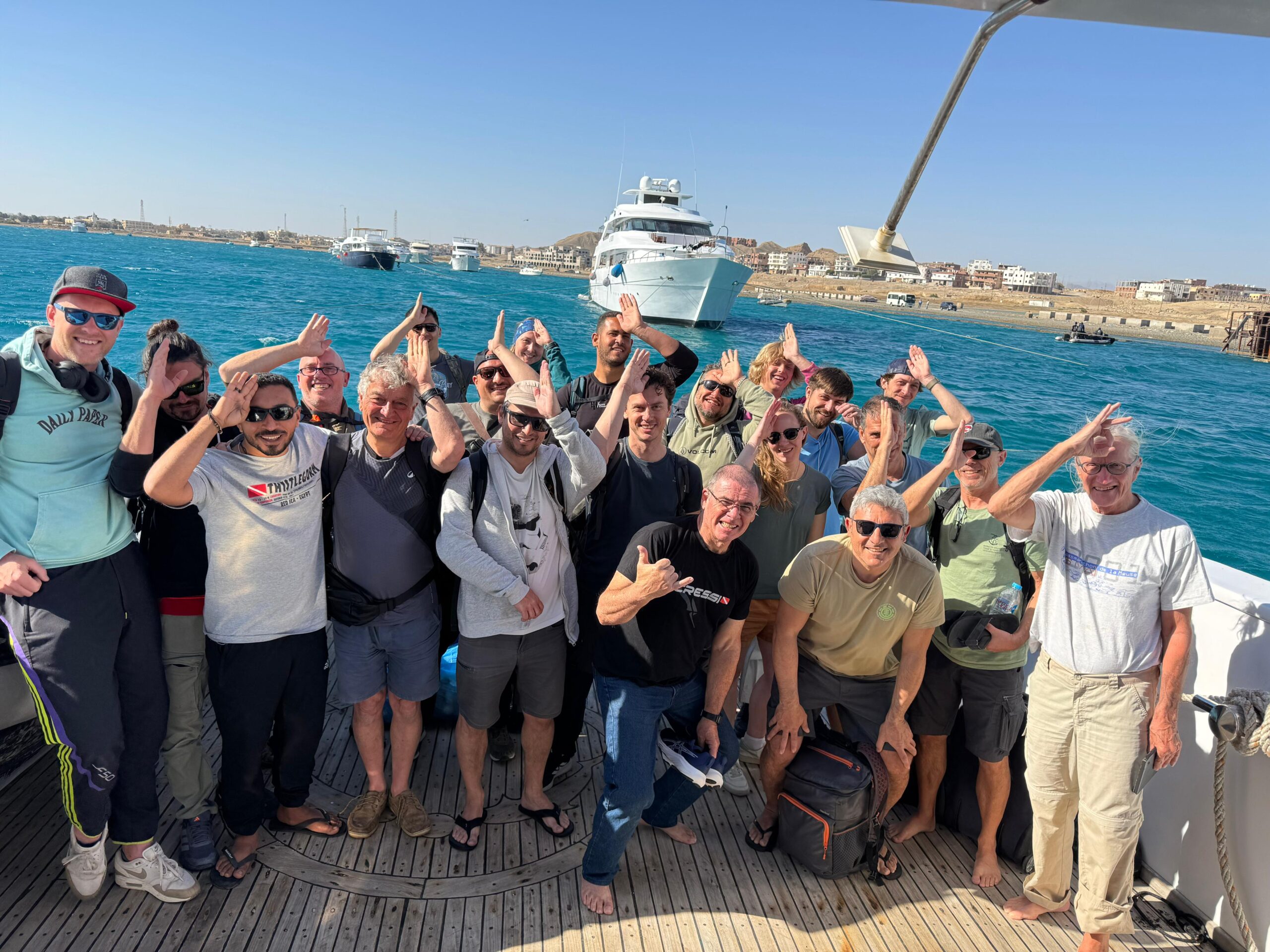 Plongeurs à bord du liveaboard DiveSafariMaster mer Rouge, avril 2026