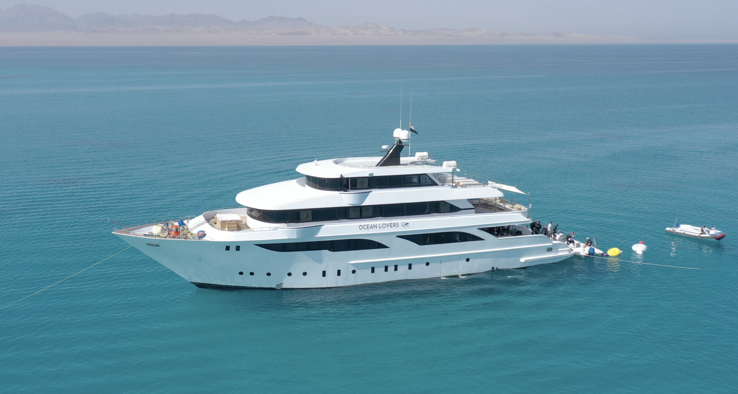 Plongeur vérifiant son matériel à bord de MY JP Marine pendant une croisière plongée en mer Rouge