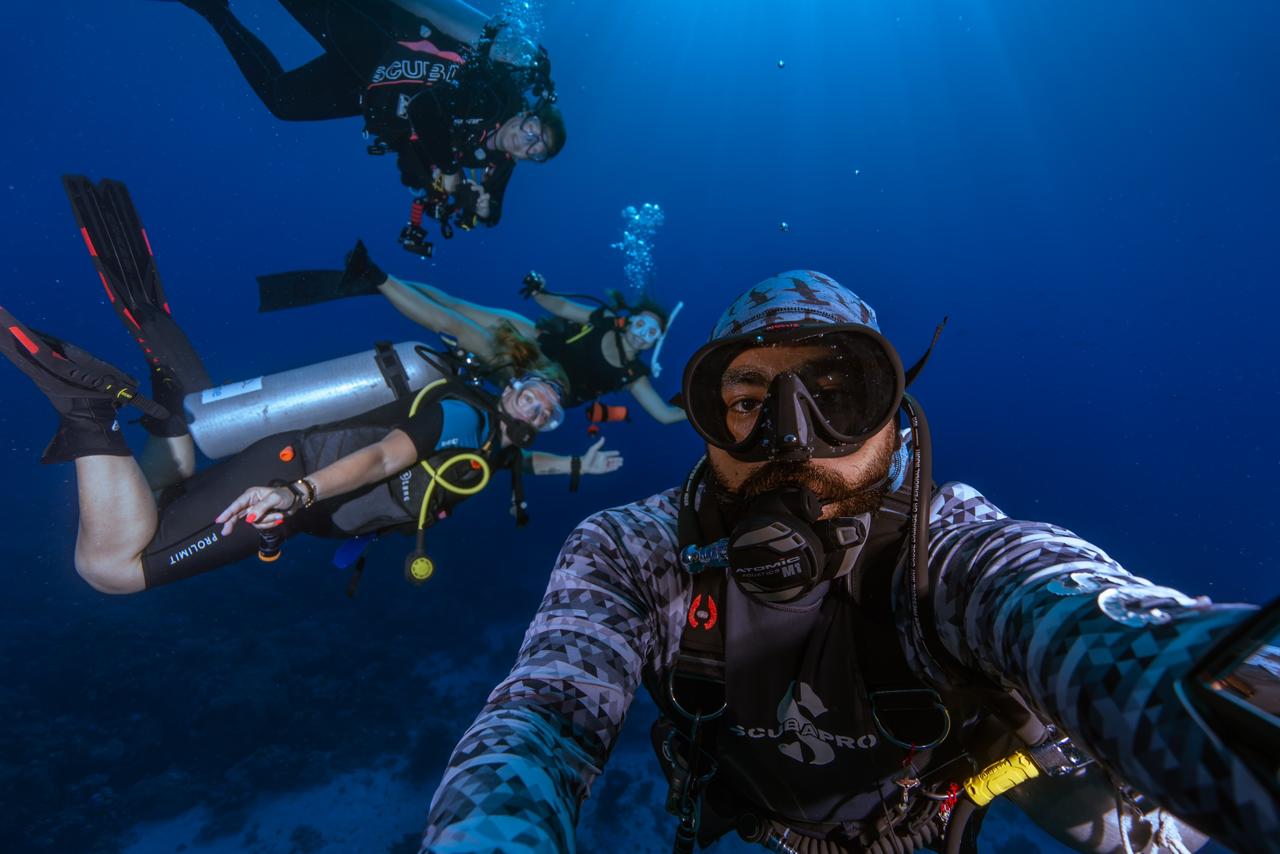 Plongeur en profondeur aux Brothers Islands en mer Rouge — chaleur de la combinaison à 30 m